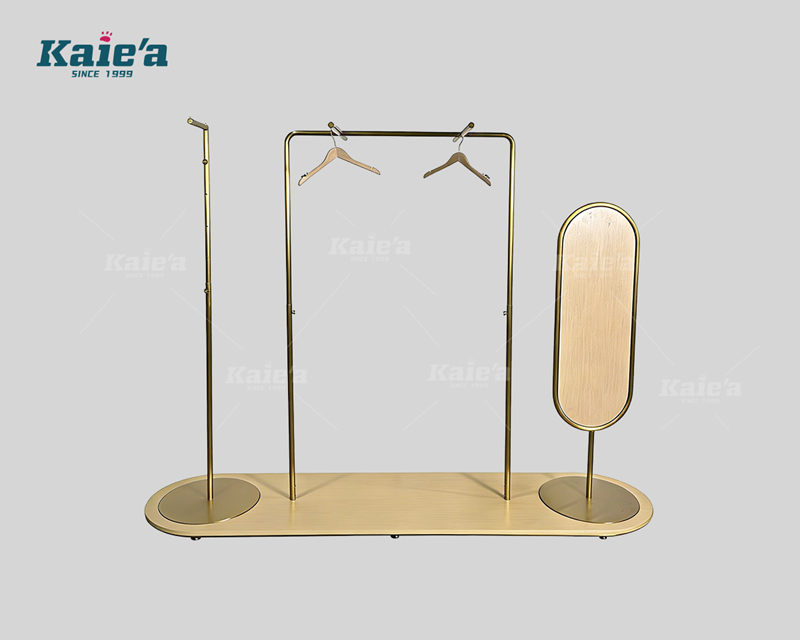 木质和金色不锈钢服装展示架